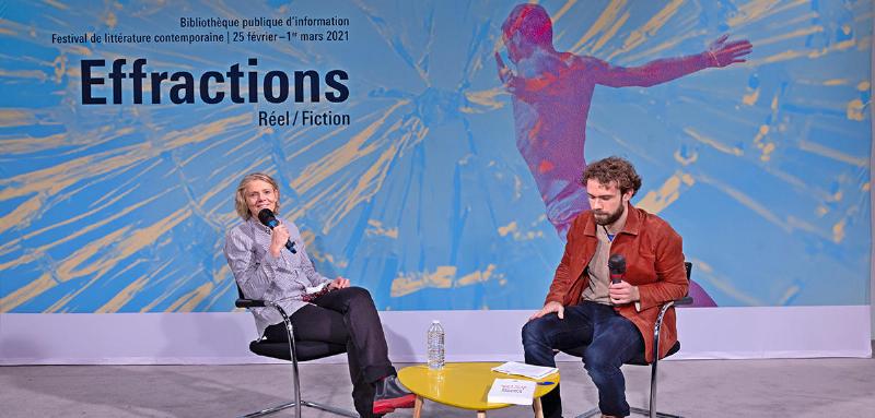 Scène contemporaine de lecture numérique et son impact sur l'idée de littérature selon Alexandre Gefen, avec divers supports d'écran